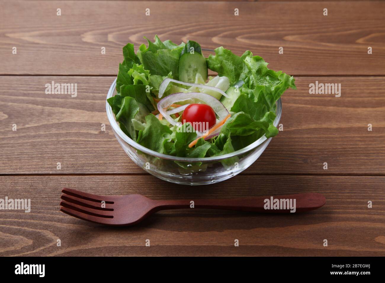 insalata di lattuga fresca verde in ciotola primo piano isolato su panno da tavolo Foto Stock
