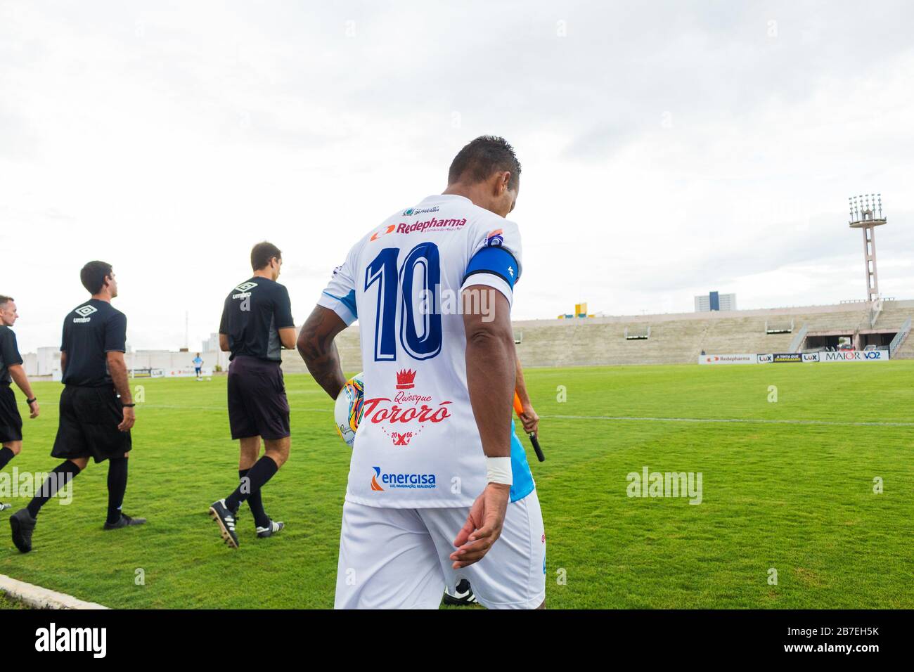 Campina Grande, Brazil. 15th Mar, 2020. Marcelinho Paraíba receives tribute  from coach Eudes Pedro after being replaced during a game between Perilima  and Centro Sportivo Paraibano (CSP), held this Sunday afternoon (15)