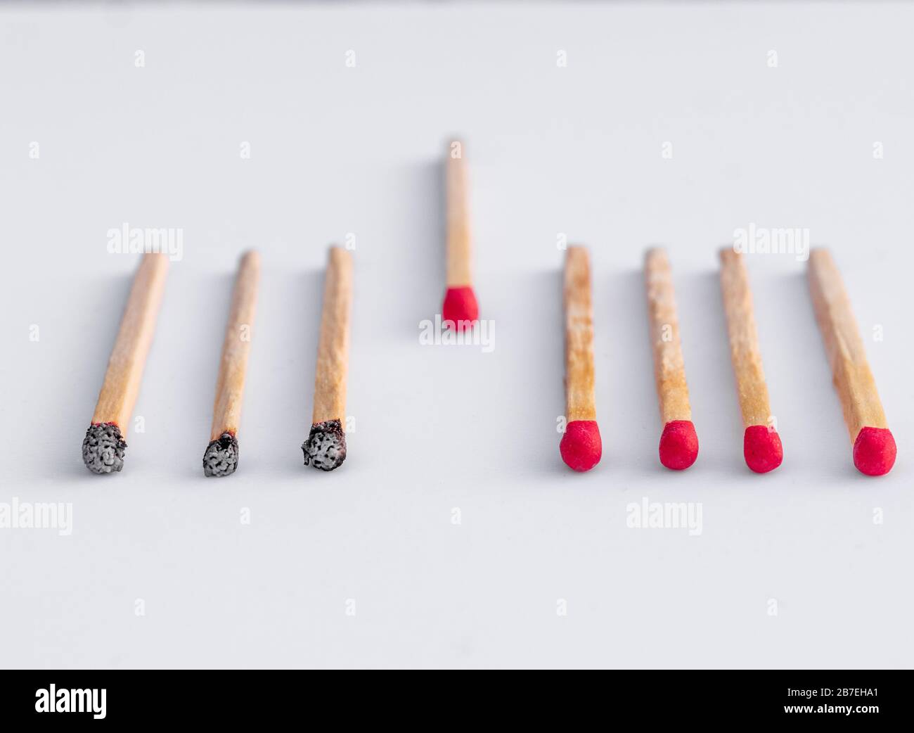 I fiammiferi bruciano, un pezzo impedisce la diffusione del fuoco - il concetto di come impedire la diffusione del coronavirus: Isolamento e rimanere a casa Foto Stock