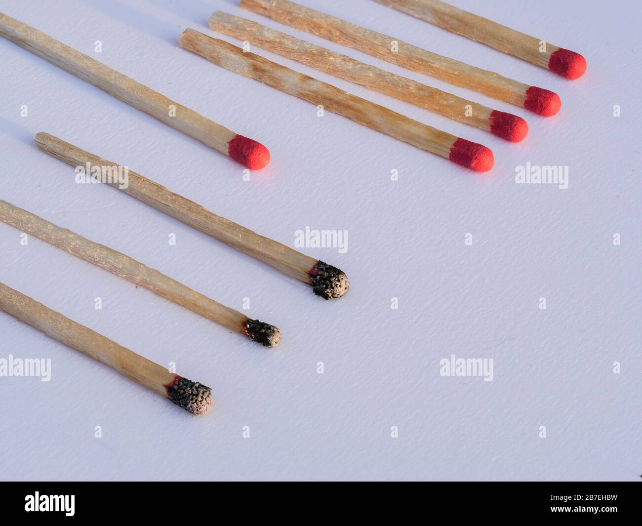 I fiammiferi bruciano, un pezzo impedisce la diffusione del fuoco - il concetto di come impedire la diffusione del coronavirus: Isolamento e rimanere a casa Foto Stock