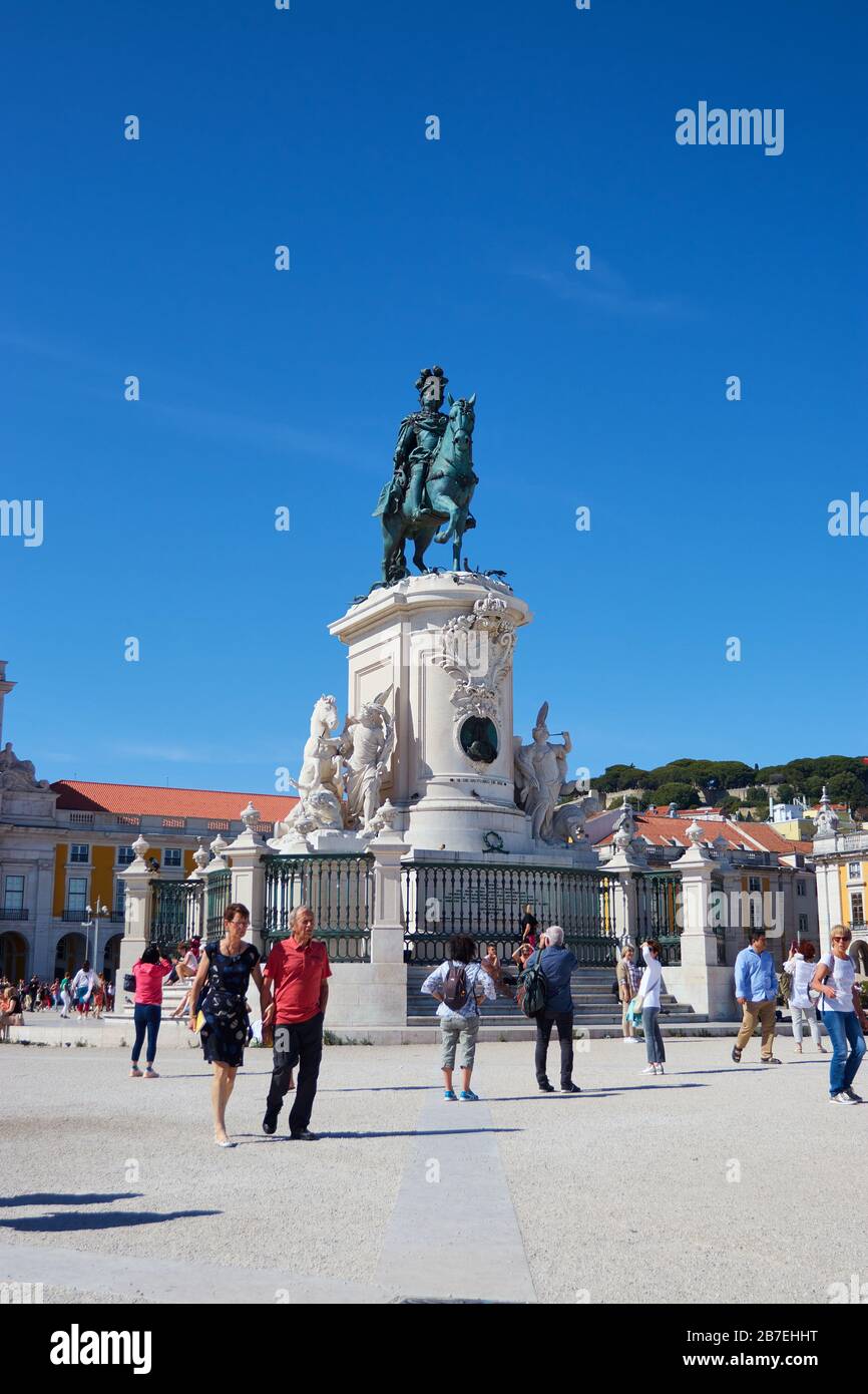 LISBONA, PORTOGALLO - 11 giugno 2019: Inquadratura verticale grandangolare del Praça do Comércio, presa dal lato con turisti e locali che esplorano durante un caldo Foto Stock