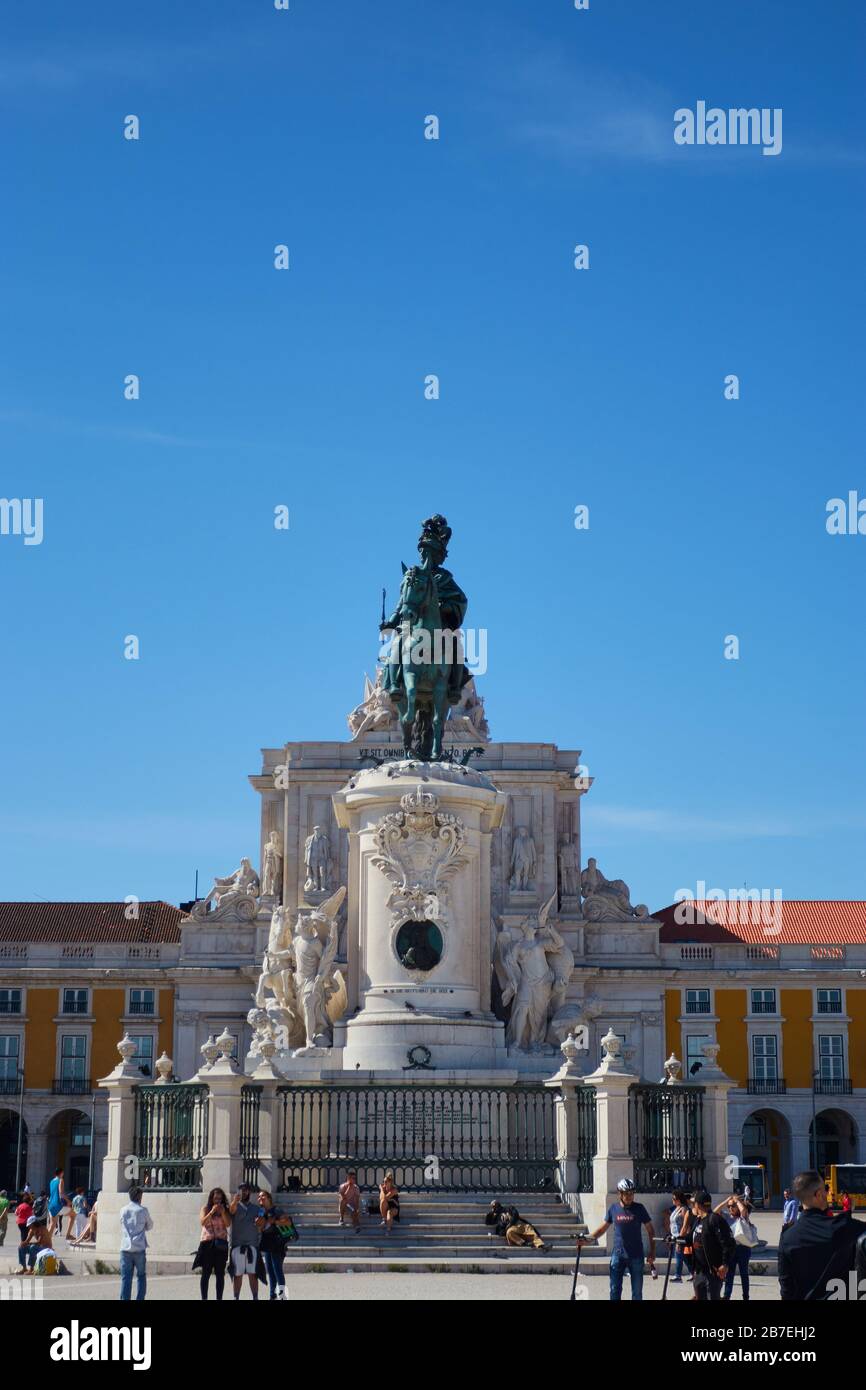LISBONA, PORTOGALLO - 11 giugno 2019: Ampio scatto verticale della statua di Praça do Comércio, scattata di fronte con turisti e locali che esplorano Foto Stock