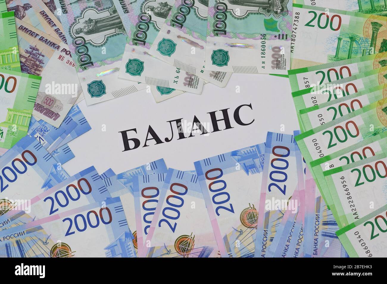 L'iscrizione in bilancio russo e nuove banconote russe intorno. Contabilità finanziaria Foto Stock
