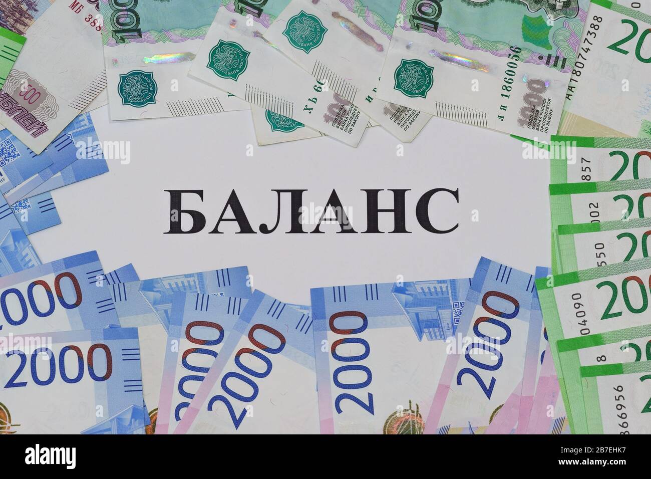 L'iscrizione in bilancio russo e nuove banconote russe intorno. Contabilità Foto Stock