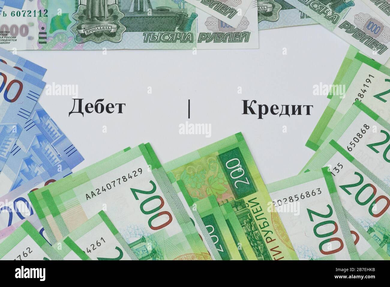 La scrittura su Debit and Credit in lingua russa e nuove banconote russe in giro. Contabilità Foto Stock