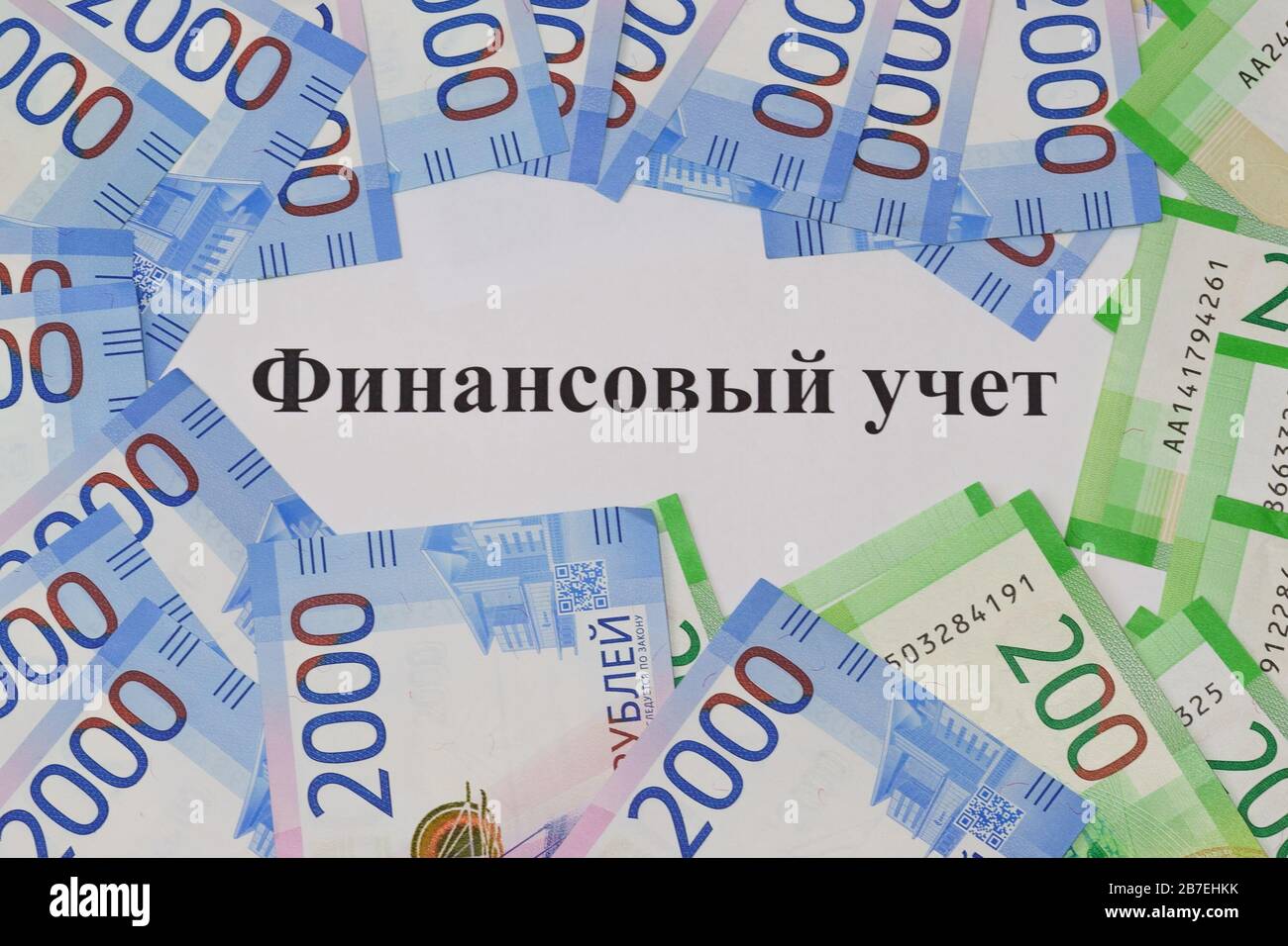 Iscrizione del conto finanziario sullo sfondo delle nuove banconote russe. Economia & contabilità Foto Stock