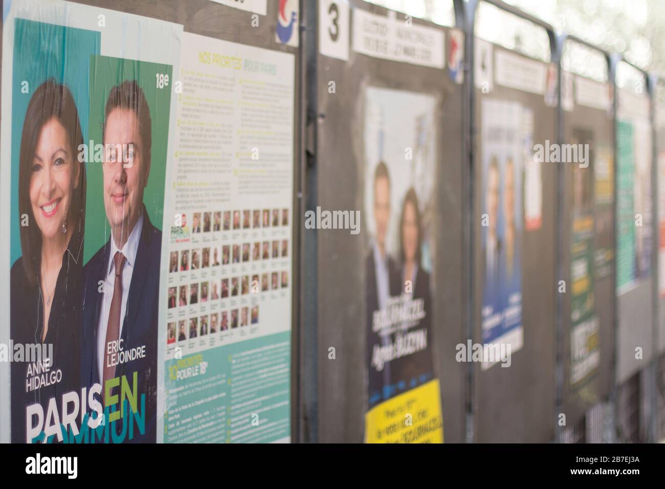 Parigi, Francia. Cartelloni di fronte ad una stazione di polling poco frequentata tra le paure di Coronavirus a Parigi, Francia, 15 marzo 2020. Foto Stock