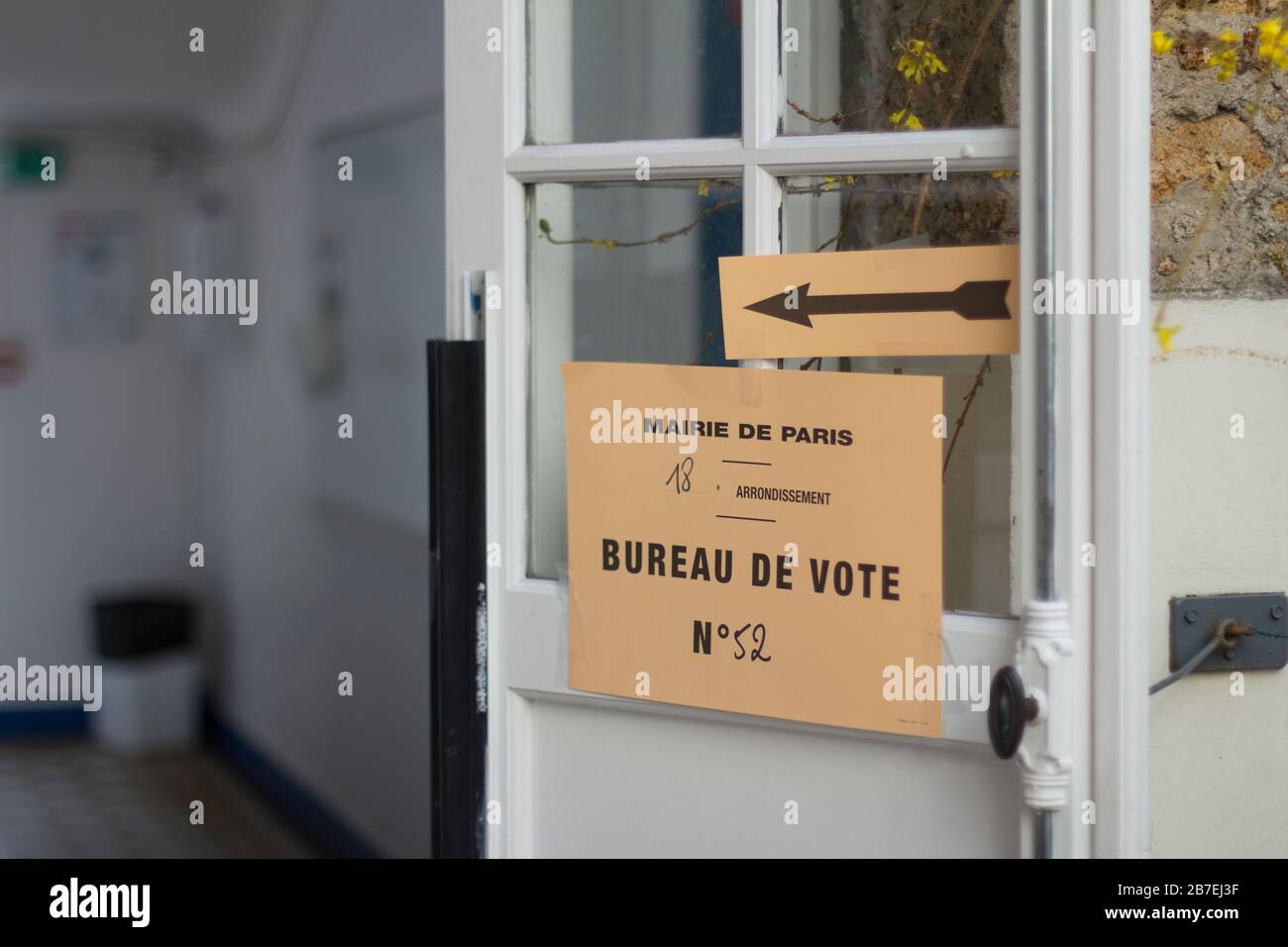 Parigi, Francia. Ingresso ad una stazione polling poco frequentata tra le paure di Coronavirus a Parigi, Francia, 15 marzo 2020. Foto Stock
