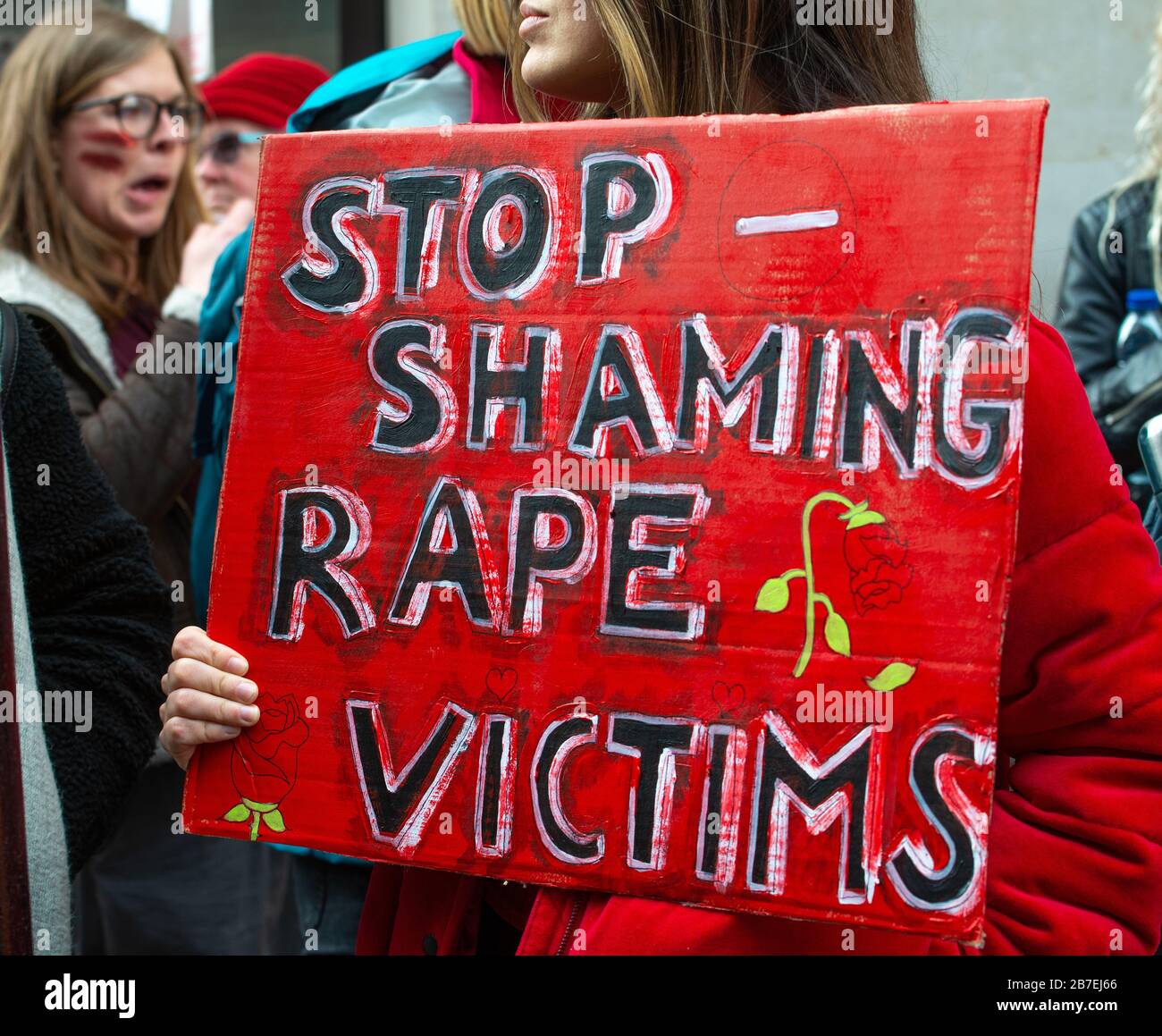 Protesta femminile con bandiera alla manifestazione Million Women Rise