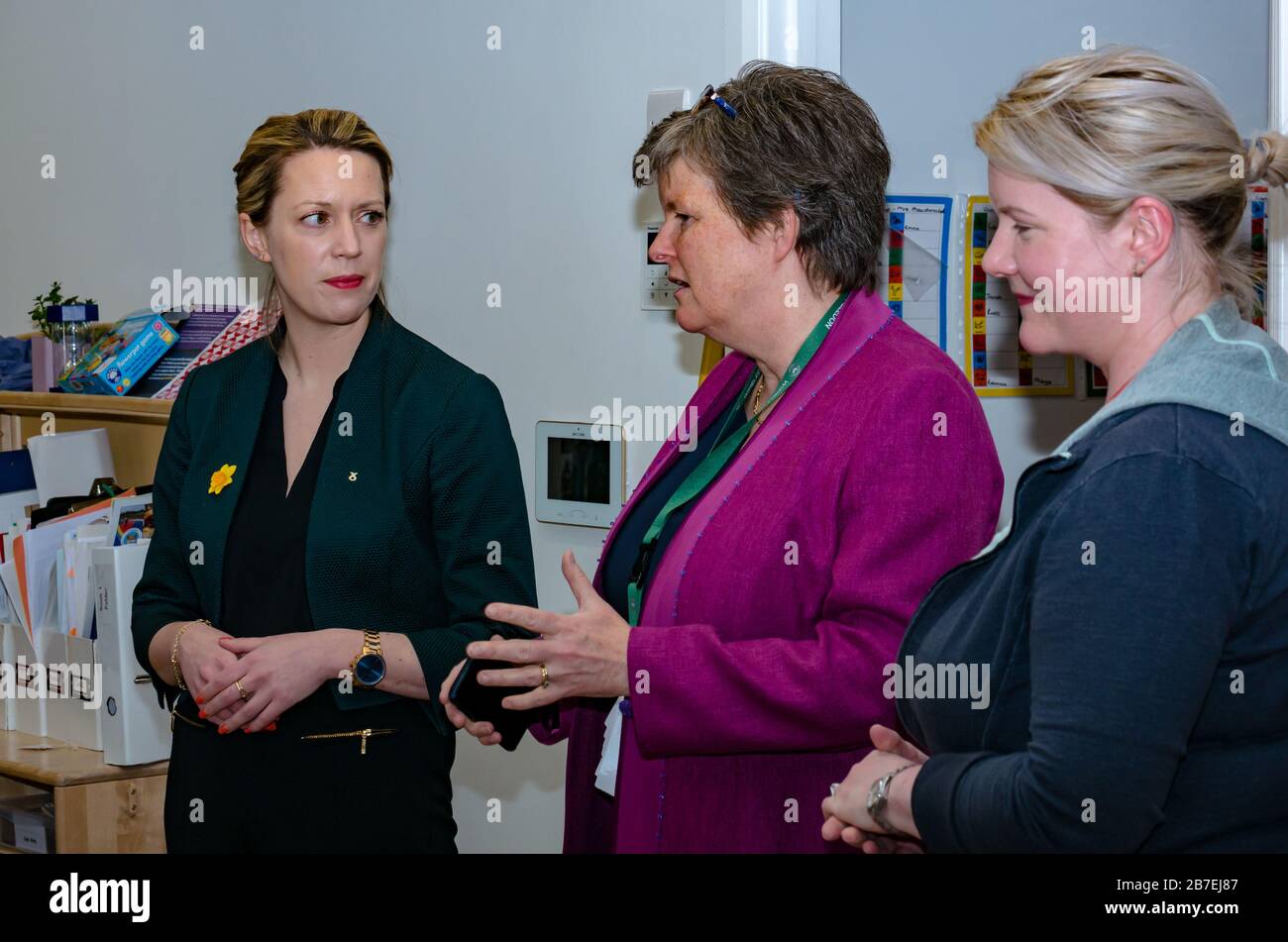 Jenny Gilruth Ministro MSP in visita alla scuola primaria principale di Davidsons con l'insegnante Astrid Gracie, Edimburgo, Scozia, Regno Unito Foto Stock