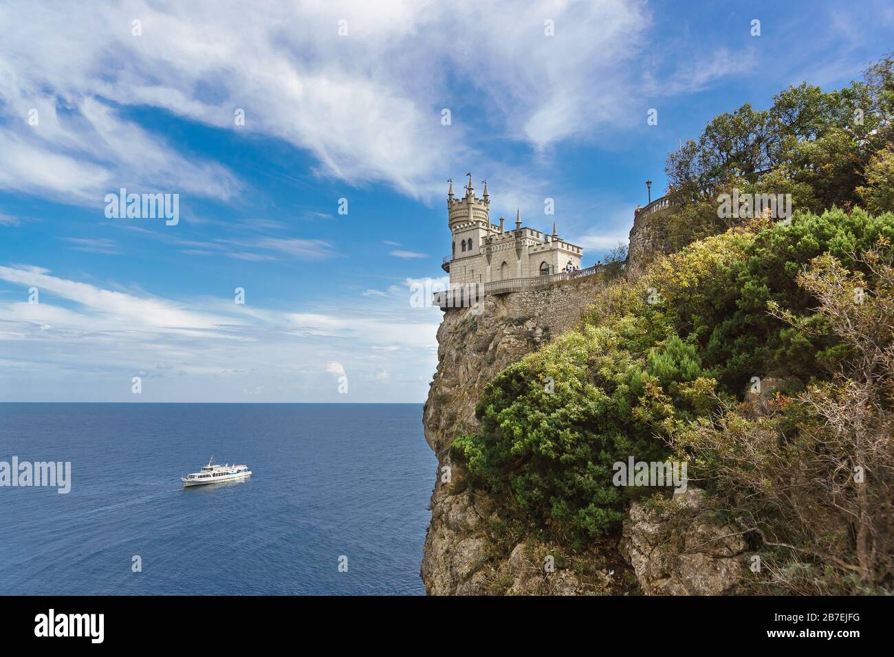 Vista dalla riva del castello gotico nel villaggio di Gaspra-swallow nido, costruito nel 1912. Una popolare attrazione turistica nella Crimea. Yalta, su Foto Stock