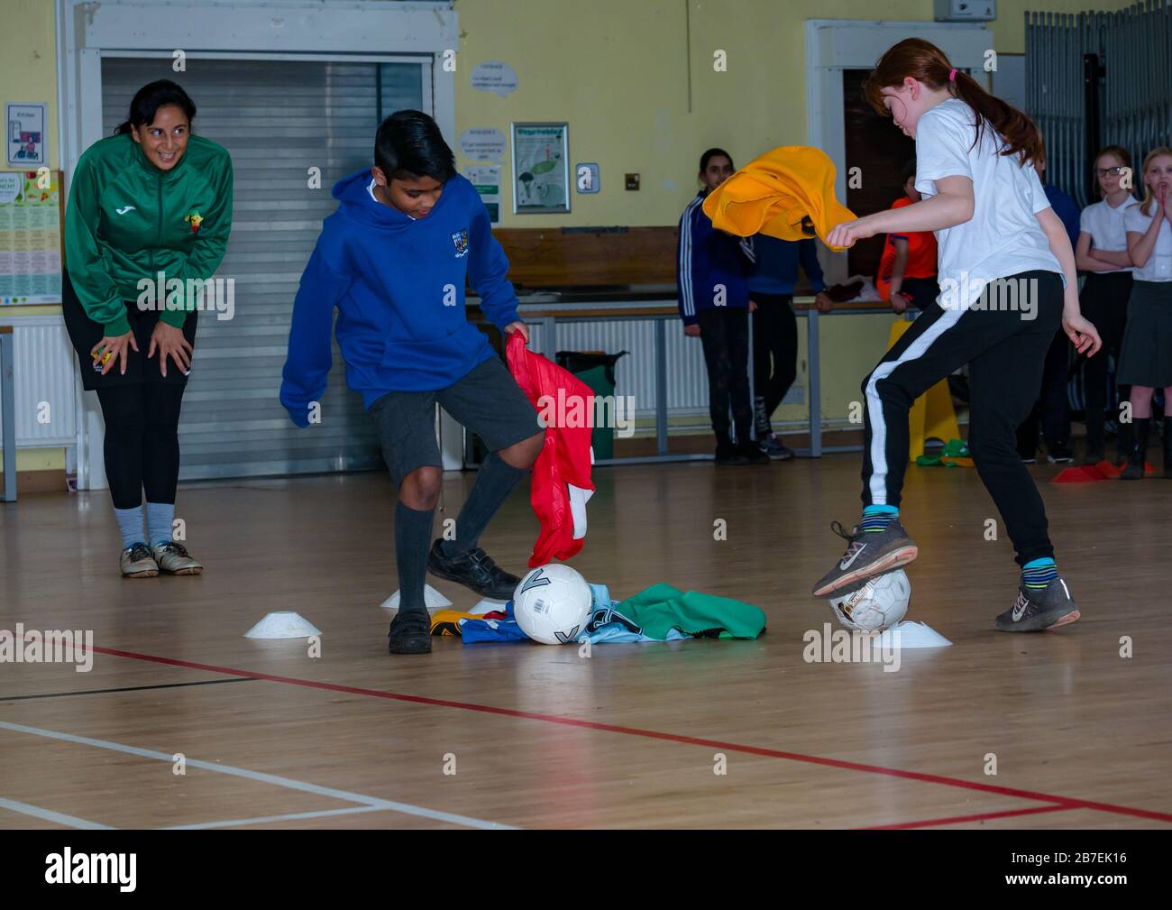 Scuola bambini in gioco di sport con Laura Brooks forma affrontare Africa, Davidsons principale scuola primaria, Edimburgo, Scozia, Regno Unito Foto Stock