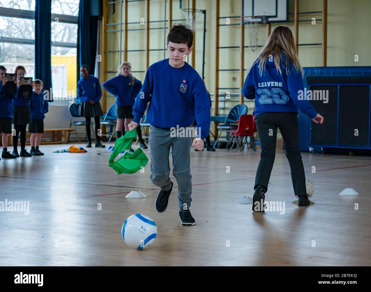 Scuola bambini in gioco sportivo, Davidsons Mains scuola primaria, Edimburgo, Scozia, Regno Unito Foto Stock