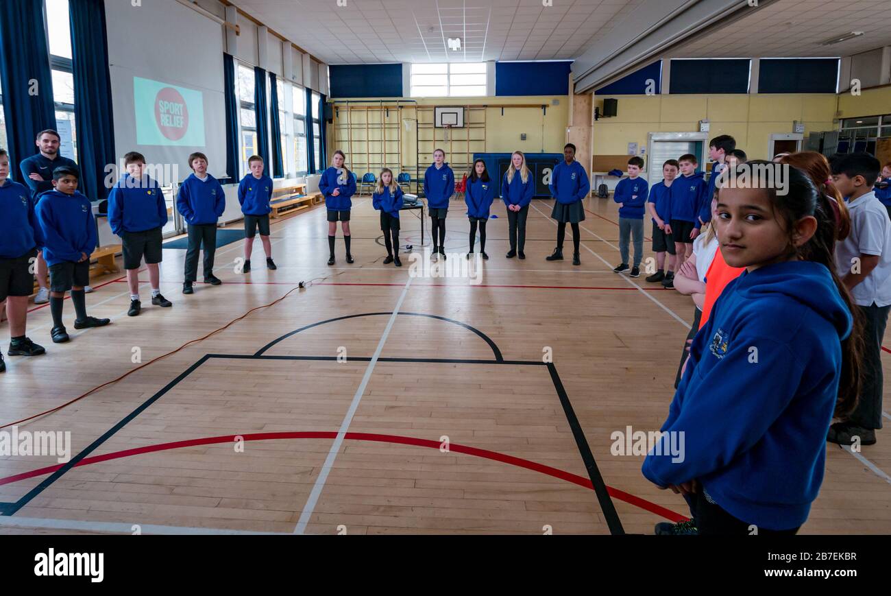 Studenti della scuola che svolgono attività di meditazione, Davidsons Mains scuola primaria, Edimburgo, Scozia, Regno Unito Foto Stock