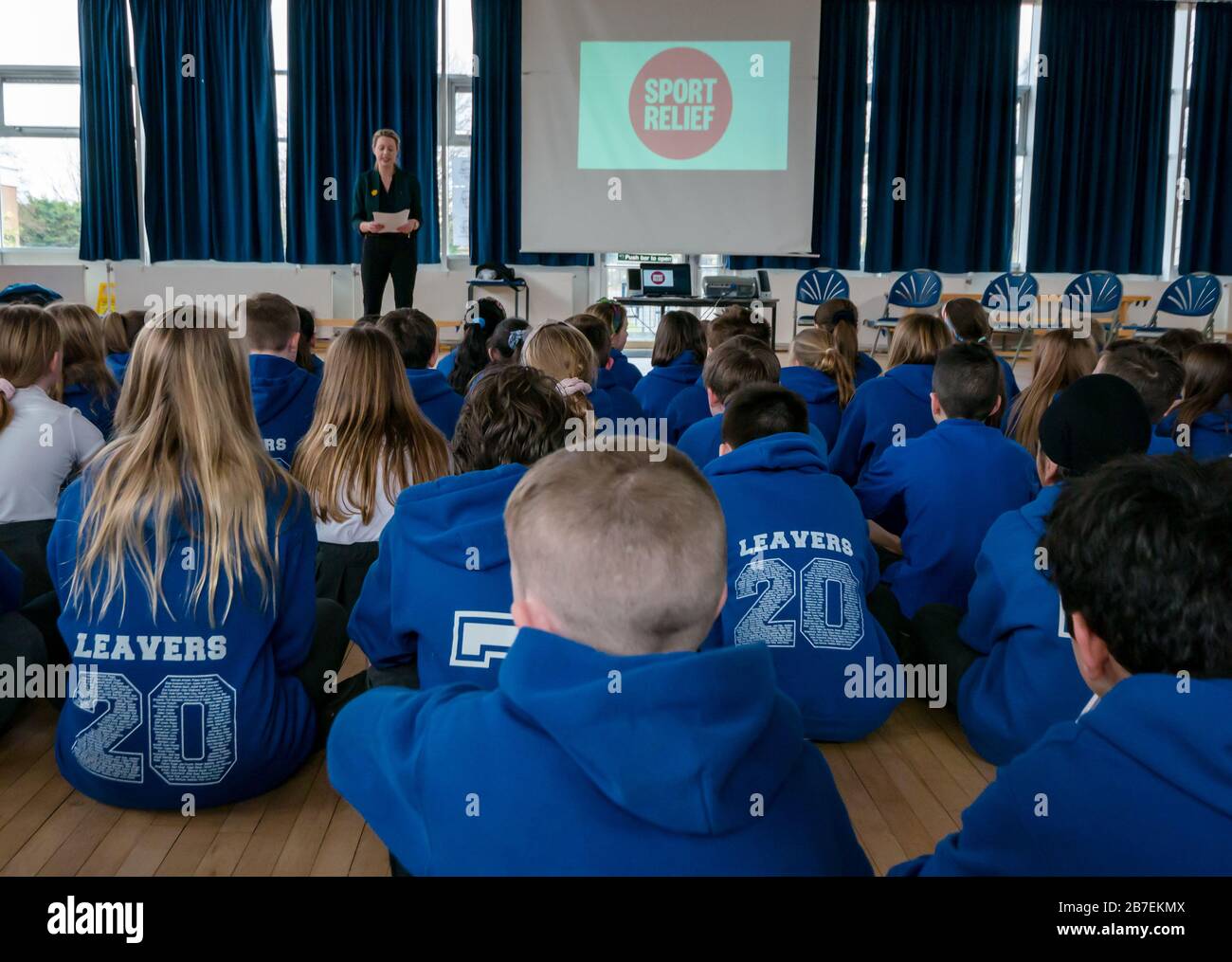 Studenti che ascoltano il discorso del Ministro della SNP Jenny Gilruth (MSP), Davidsons Mains Primary School, Edimburgo, Scozia, Regno Unito Foto Stock