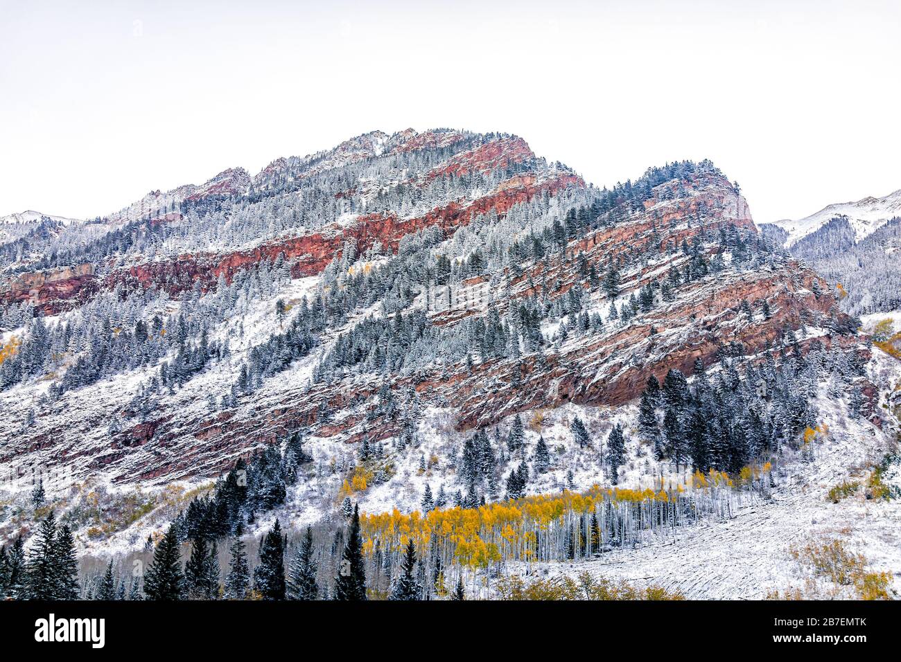 Maroon Bells montagne ad Aspen, Colorado e rosso montagna rocciosa coperta di neve dopo inverno congelato in autunno 2019 Foto Stock
