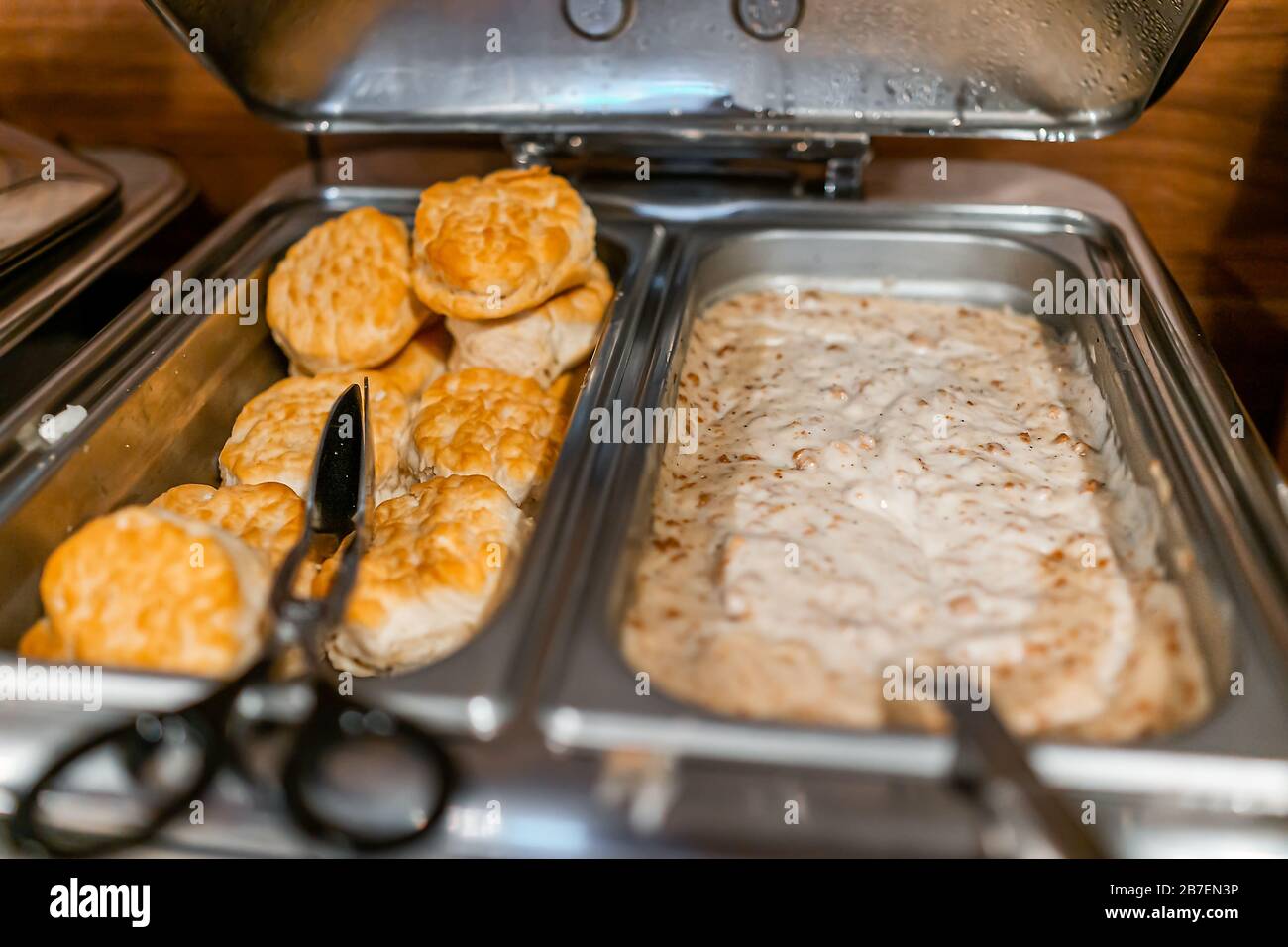 Vassoio a buffet caldo appena fatto per servire cibo, crostini con sugo di carne o farinata d'avena a banchetto, matrimonio o ristorante all'interno per colazione continentale all'interno dell'hotel mot Foto Stock