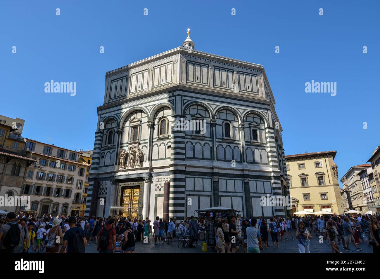 FIRENZE, ITALIA - 19 agosto 2019: Il battistero di San Giovanni con la cattedrale di Firenze in una giornata di sole Foto Stock