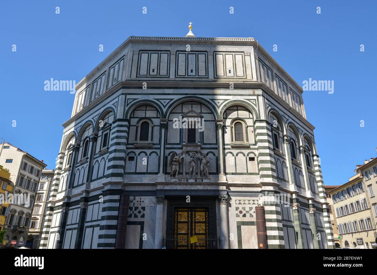 Il battistero di San Giovanni con il Duomo di Firenze in una giornata di sole Foto Stock