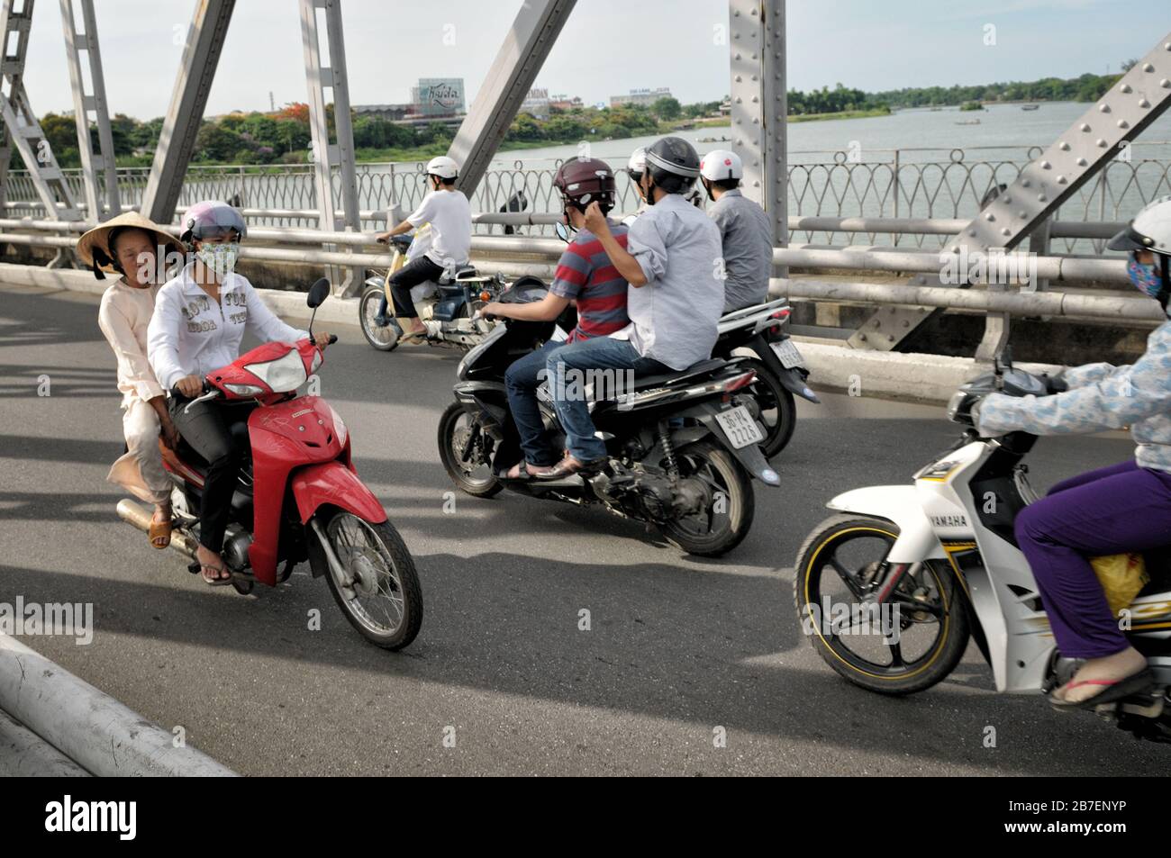 Scooter sul ponte Trang Tien a Hue, Vietnam Foto Stock