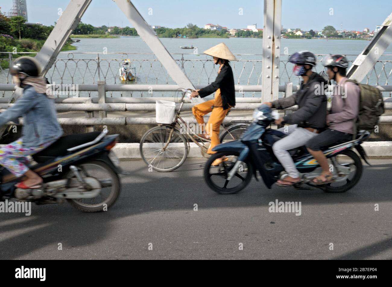 Moto e scooter sul ponte Trang Tien a Hue, Vietnam Foto Stock