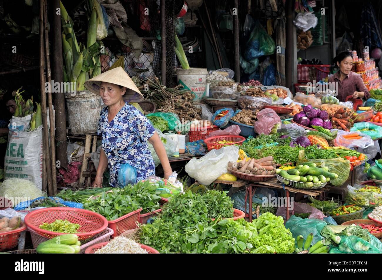 Verdure al mercato di Dong Ba a Hue, Vietnam Foto Stock