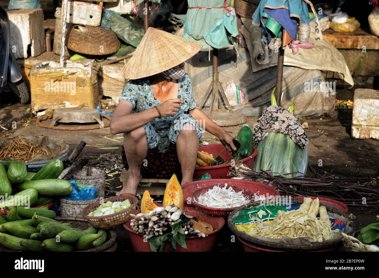 Venditore di verdure al mercato di Dong Ba a Hue, Vietnam Foto Stock
