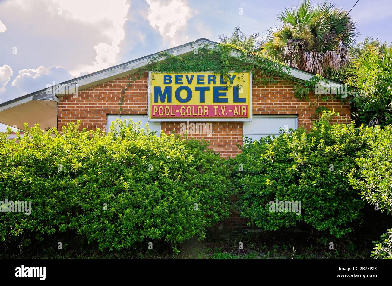 Il cartello Beverly Motel è raffigurato, 30 luglio 2016, a Mobile, Alabama. Foto Stock