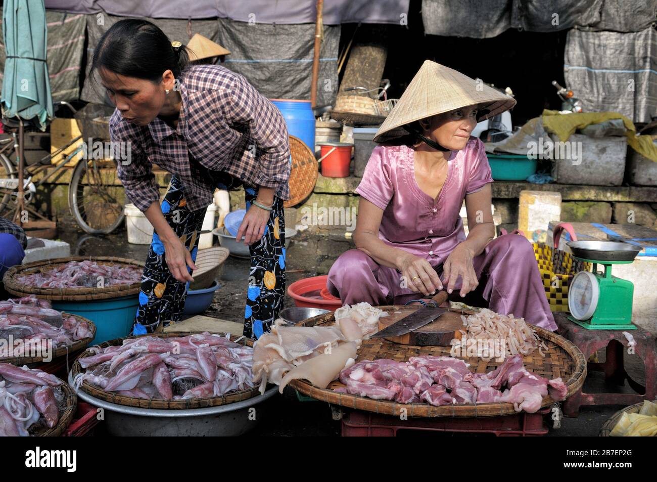 Carne e pesce al mercato di Dong Ba a Hue, Vietnam Foto Stock