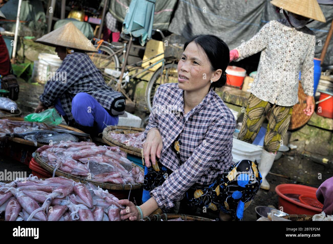 Venditore di pesce al mercato di Dong Ba a Hue, Vietnam Foto Stock