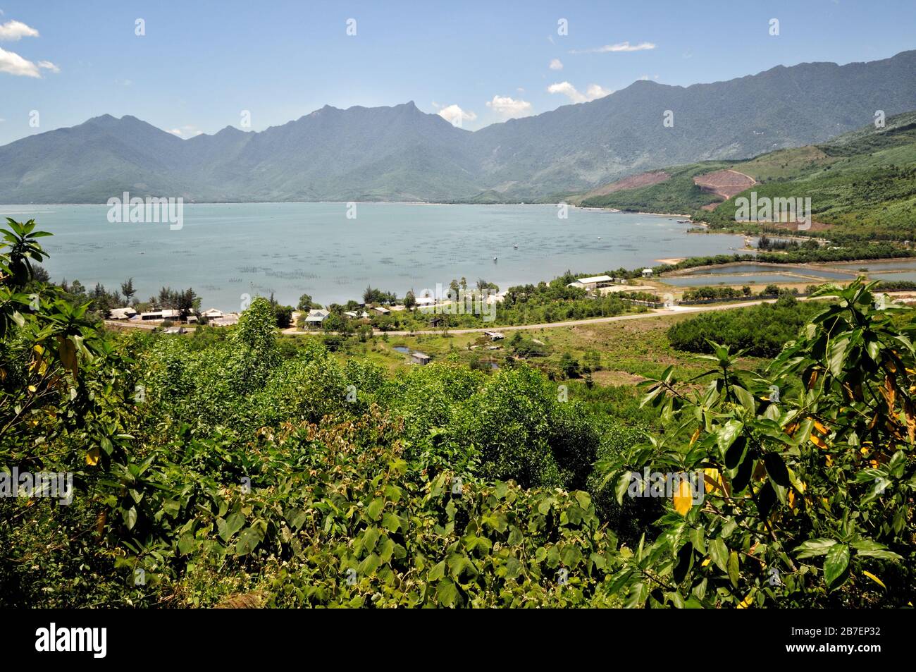 In fondo al Passo Hai Van (Ocean Cloud Pass) tra Hue e da Nang, Vietnam Foto Stock