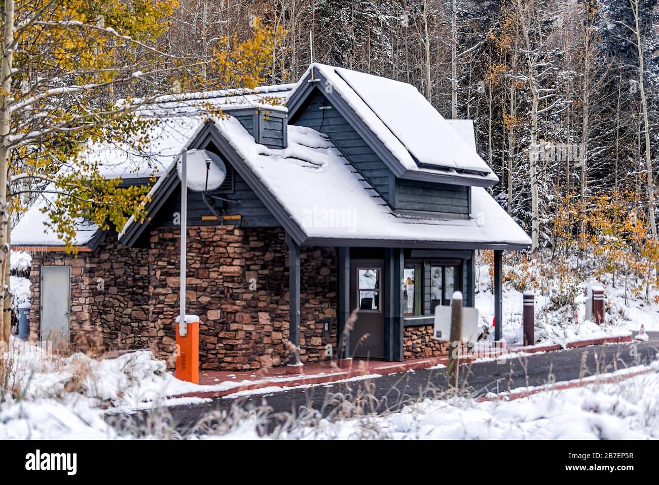Tariffa per l'ingresso al Maroon Bells nella foresta nazionale del fiume bianco di Aspen, Colorado, Stati Uniti, montagna rocciosa coperta di neve dopo l'inverno congelato in autunno Foto Stock