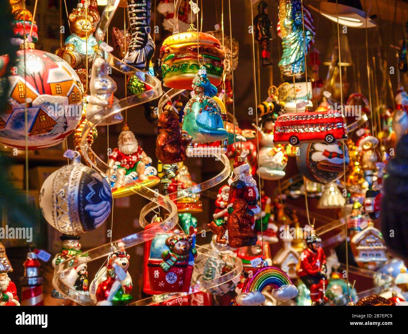 Basilea, Svizzera - 2017, dicembre 17: Articoli natalizi in vendita al mercato natalizio Foto Stock