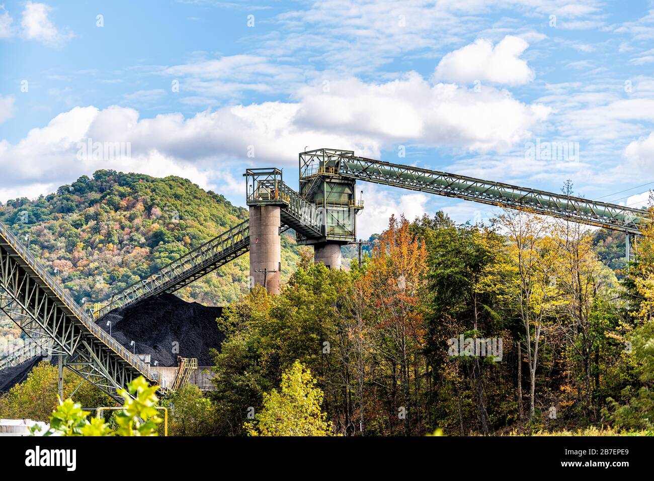 Charleston, West Virginia, USA città con fabbrica industriale carbone trasportatore nastro centrale architettura esterna con ascensore Foto Stock