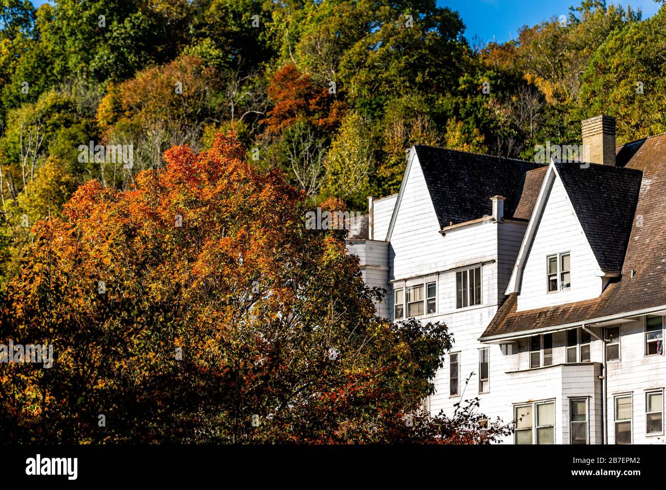 Hot Springs, VA centro storico città villaggio città in Virginia campagna closeup di autunno arance albero e vecchio edificio architettura Foto Stock