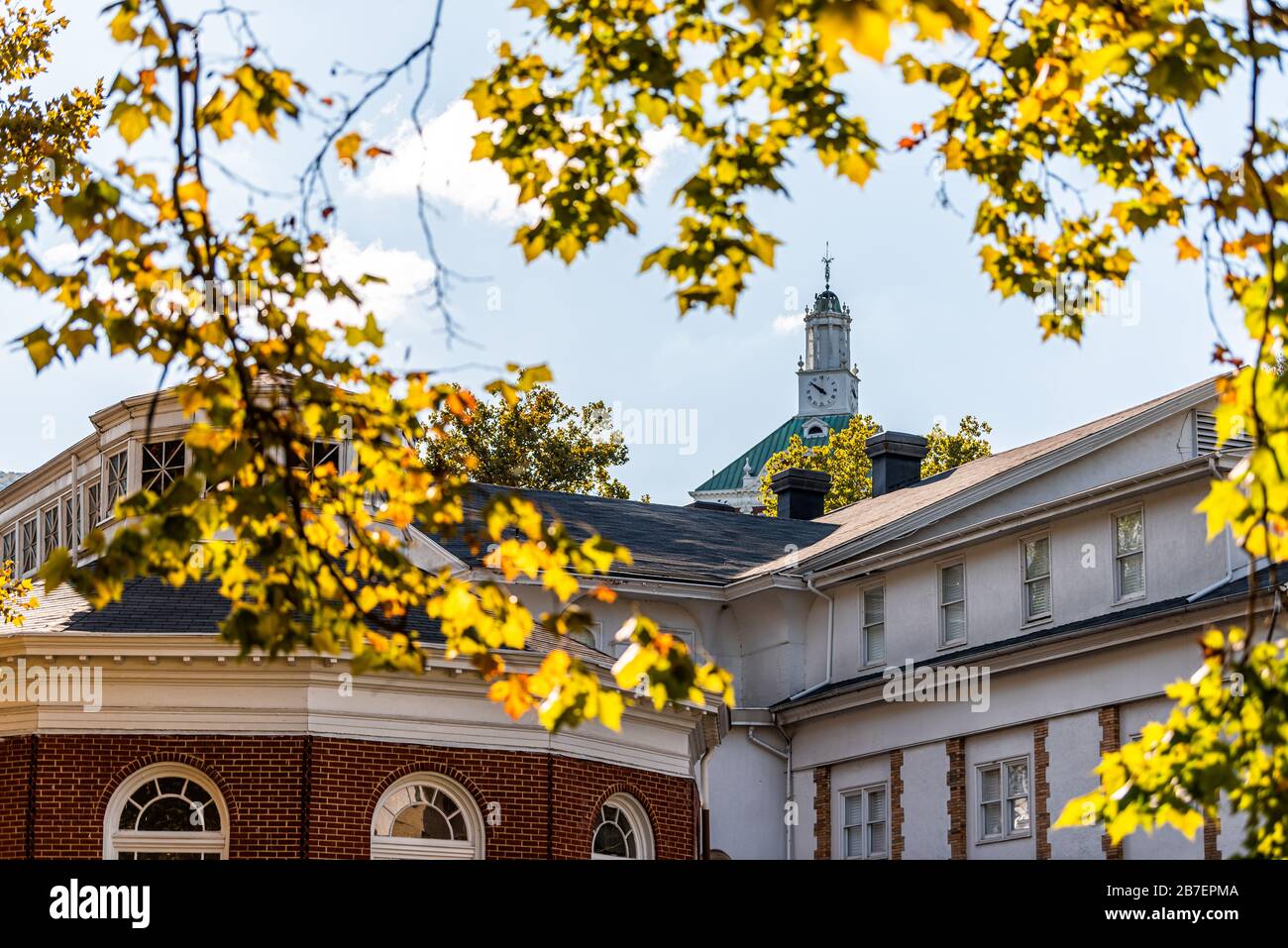 Hot Springs, VA storico centro città villaggio in Virginia campagna closeup di autunno foglie torre incorniciata di vecchia architettura edificio Foto Stock