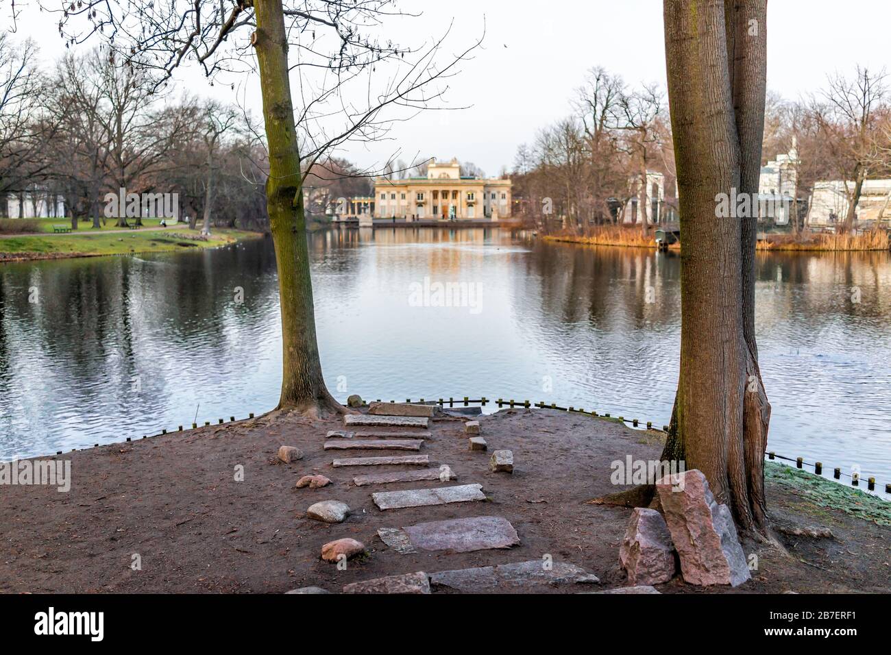 Warszawa Lazienki o Royal Baths Park con palazzo sull'isola edificio nel centro e gabbiani uccelli nuoto nel lago al tramonto a Varsavia, Polonia Foto Stock