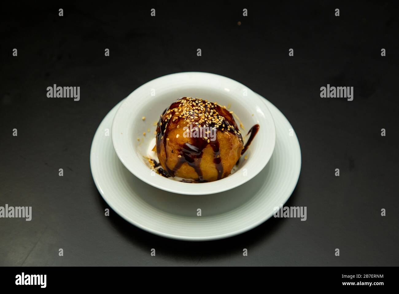 Delizioso dessert cinese. Gelato fritto ricoperto di cioccolato Foto Stock