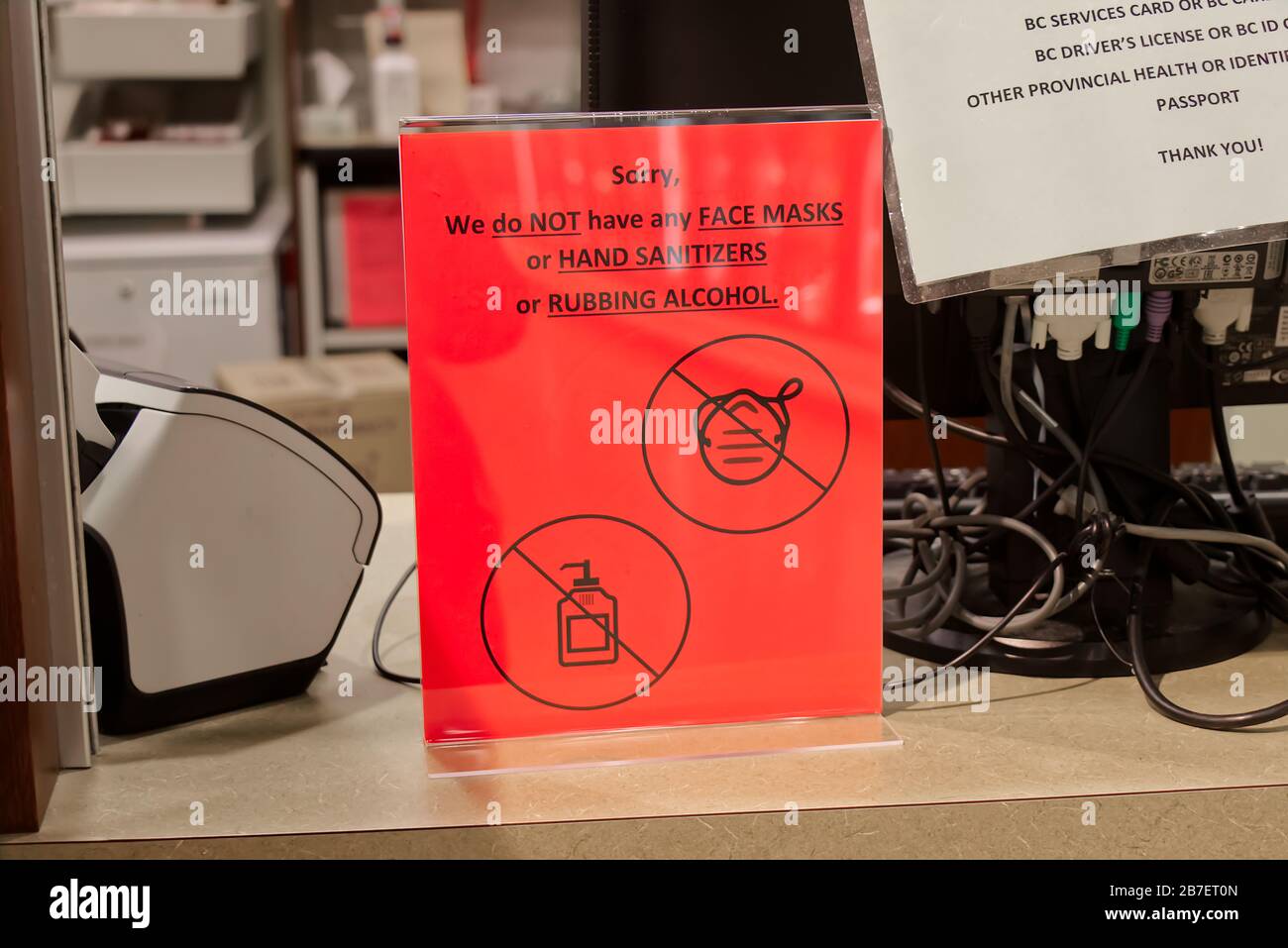 Vancouver, Canada - Marzo 15,2020: Vista del segno rosso presso la farmacia locale 'non abbiamo maschere facciali o disinfettanti per le mani o alcol per sfregamento' Foto Stock