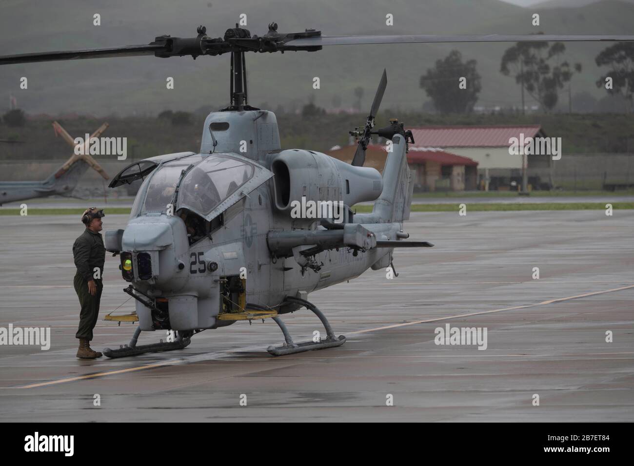 Un elicottero US Marine AH-1W Super Cobra con Marine Light Attack Helicopter Squadron 775, Marine Aircraft Group 41, 4th Marine Aircraft Wing, fa il suo atterraggio finale dopo il volo "Whiskey Sundown" alla Marine Corps Air Station Camp Pendleton, California, 13 marzo 2020. Whiskey Sundown è stato l'ultimo volo della piattaforma sulla costa occidentale. Il Super Cobra è stato su MCAS Camp Pendleton per oltre 15 anni. (STATI UNITI Marine Corps foto di Lance Cpl. Andrew Cortez) Foto Stock