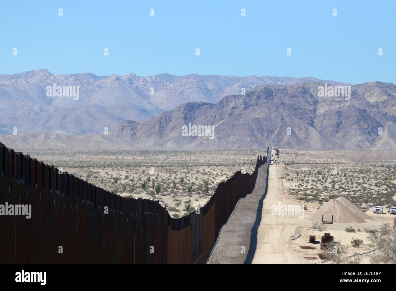 Il terreno varia per tutta la 15 miglia di barriera di confine presso la località El Centro 1, El Centro, California, 3 marzo 2020. Questi progetti sono in corso di esecuzione da parte dell'USACE, come diretto attraverso l'esercito degli Stati Uniti dal Segretario della Difesa, in risposta alla richiesta di assistenza del Dipartimento della sicurezza interna per contribuire a garantire il confine meridionale degli Stati Uniti bloccando i corridoi di traffico di droga attraverso la costruzione di strade e recinzioni, E l'installazione dell'illuminazione ai sensi del titolo 10, sezione 284 del Codice degli Stati Uniti. DoD e USACE stanno eseguendo questi progetti a sostegno delle dogane e del Bor degli Stati Uniti Foto Stock