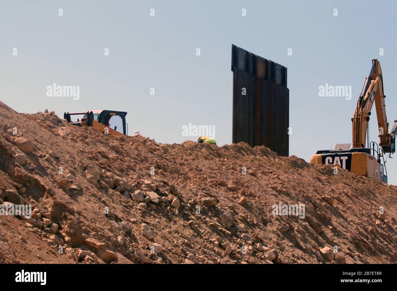 I lavoratori posizionano un pannello di barriera su una collina alla Voce Tre della barriera di confine di El Centro 1, El Centro, California, 3 marzo 2020. L'altitudine varia in modo significativo per tutta la barriera di confine di 15 miglia a El Centro 1. Questi progetti sono in corso di esecuzione da parte dell'USACE, come diretto attraverso l'esercito degli Stati Uniti dal Segretario della Difesa, in risposta alla richiesta di assistenza del Dipartimento della sicurezza interna per contribuire a garantire il confine meridionale degli Stati Uniti bloccando i corridoi di traffico di droga attraverso la costruzione di strade e recinzioni, E l'installazione dell'illuminazione ai sensi del titolo 10, Foto Stock