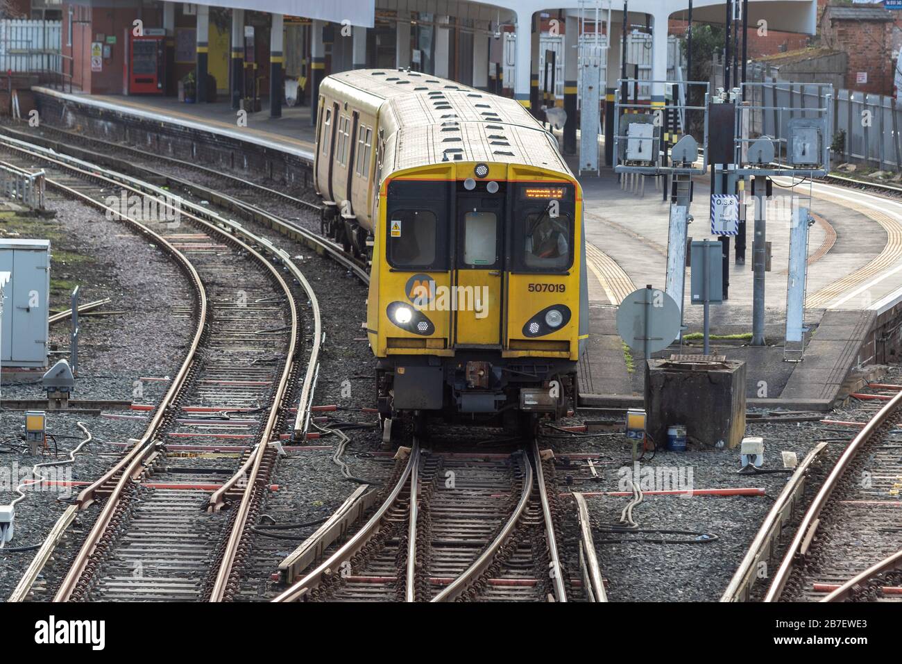 Treno di classe 507 Merseyrail che parte dalla stazione ferroviaria di West Kirby, Grange Road, West Kirby. Foto Stock