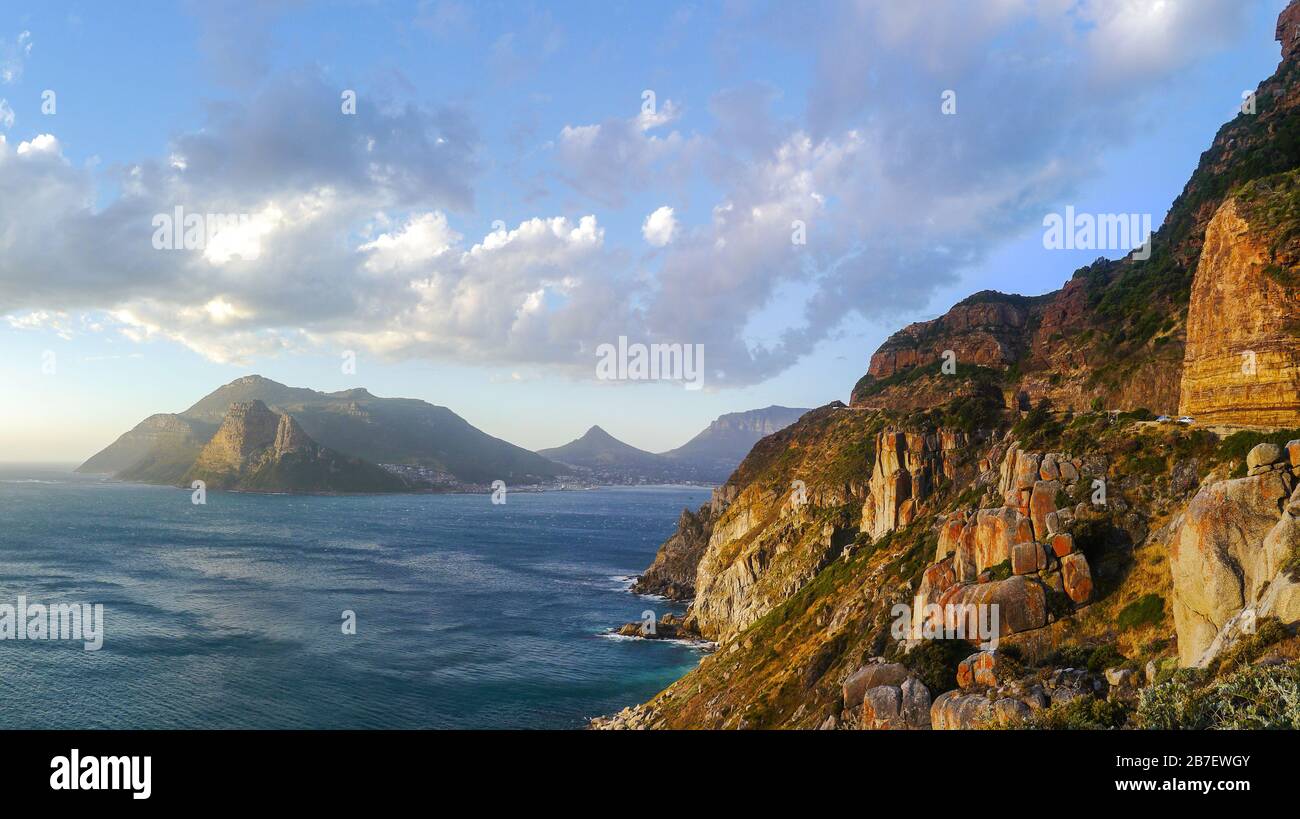 La spettacolare strada dell'oceano conduce a Chapmans Peak, il luogo più bello al tramonto del mondo Foto Stock