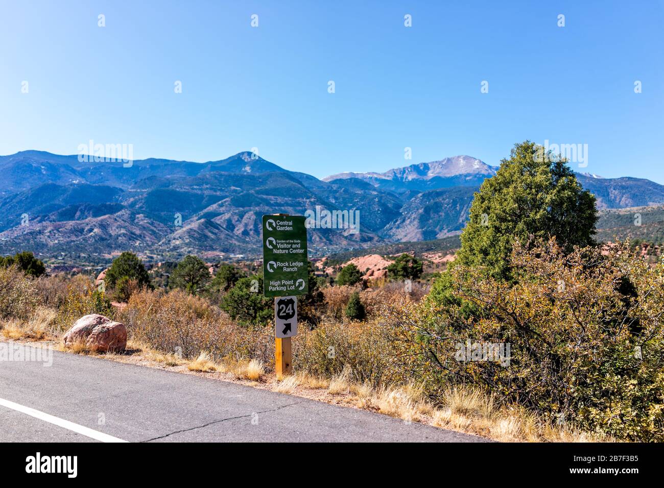 Colorado Springs, USA - 13 ottobre 2019: Vista dal Giardino degli dei in Colorado con cartello su strada per il centro visitatori e parcheggio Foto Stock