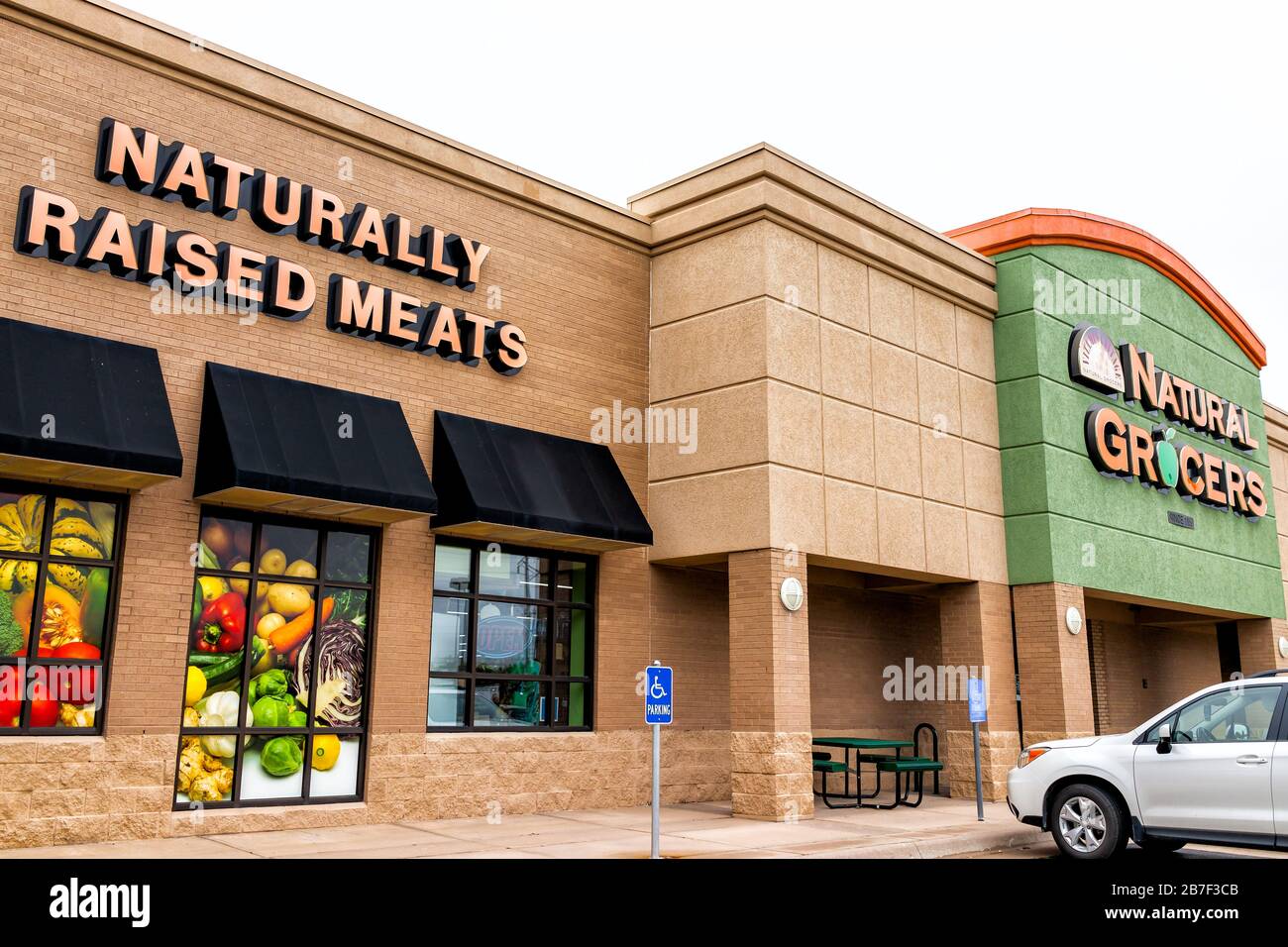 Wichita, USA - 15 ottobre 2019: Ingresso parcheggio con cartello per carni allevate naturalmente dal negozio di alimentari Natural Gocers in Kansas con auto Foto Stock