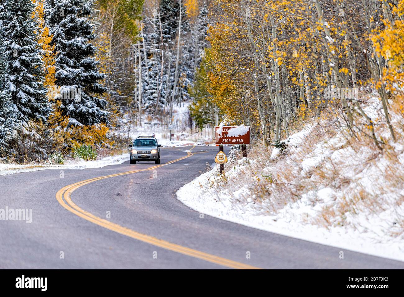 Aspen, USA - 11 ottobre 2019: Ingresso a Maroon Bells ingresso area segno in bianco fiume foresta nazionale in Colorado montagna rocciosa coperta di neve dopo la vittoria Foto Stock