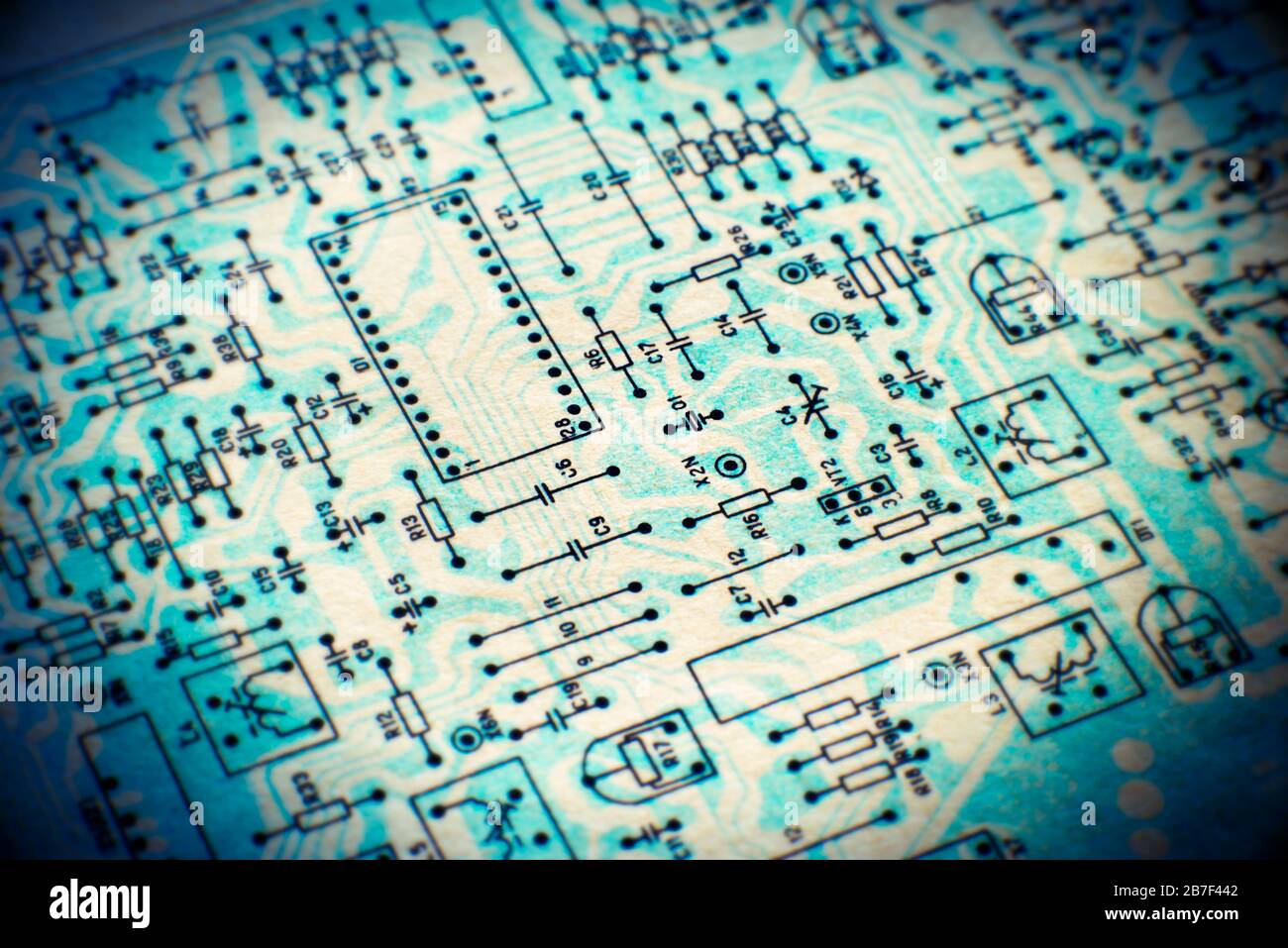 Schema elettronico cartaceo della televisione retrò. Profondità di campo bassa. SDF. Foto Stock