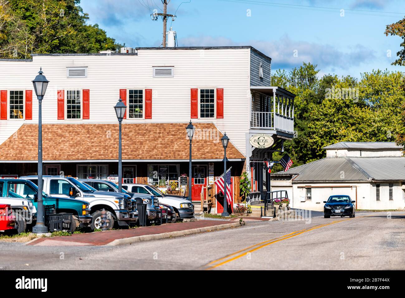 Hot Springs, USA - 18 ottobre 2019: Centro storico della città nella campagna della Virginia con negozio di fotografia e negozio di articoli da regalo Foto Stock