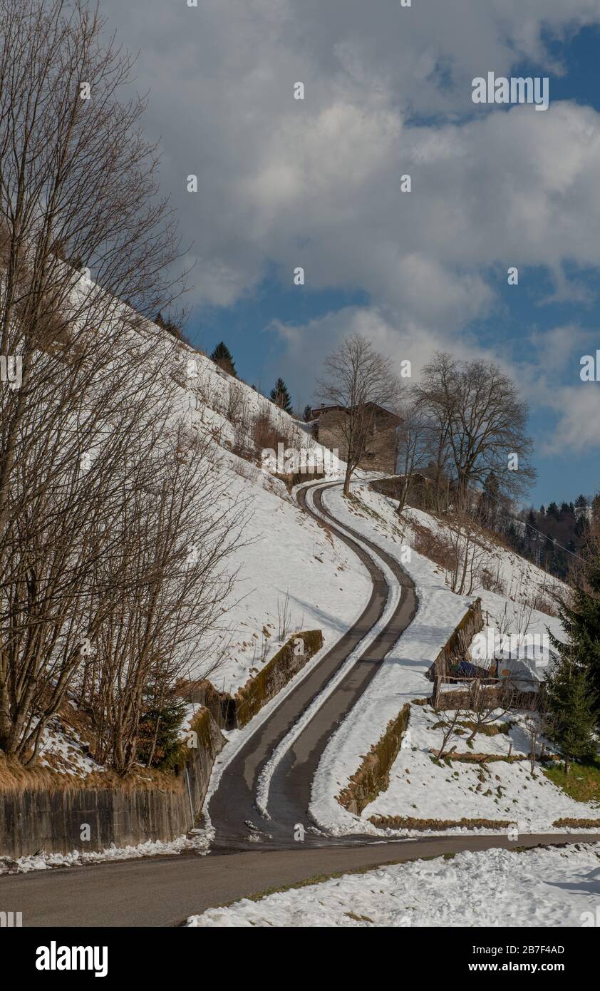 sole illuminante villaggio di montagna dopo la caduta di neve Foto Stock